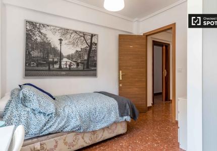 Se alquila habitación modesta en apartamento de 9 habitaciones en Mestalla