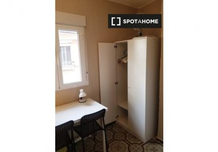 Se alquila habitación en piso compartido de 3 habitaciones en Los Pájaros