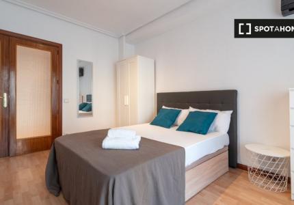 Habitación en piso compartido de 5 habitaciones en Pacífico, Madrid.