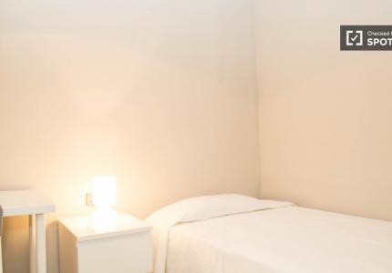 Gran habitación en apartamento de 4 dormitorios en El Raval, Barcelona