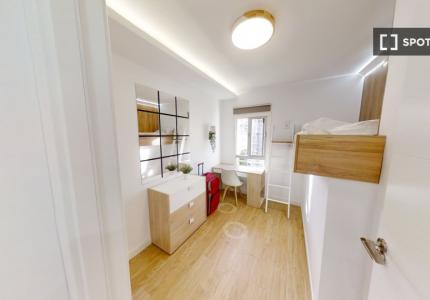 Se alquila habitación en piso compartido de 5 habitaciones en Granada.