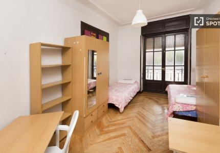 Habitación en un piso compartido de 6 habitaciones en Arapiles, Madrid.