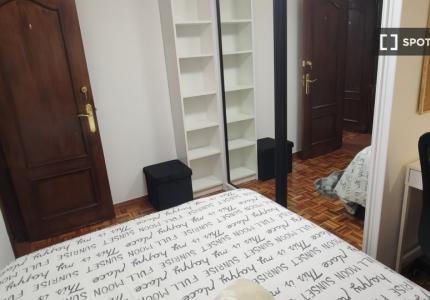 Se alquila habitación en piso de 3 habitaciones en Alcalá De Henares