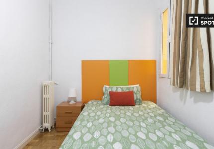 Habitación en piso de 4 habitaciones en alquiler en Almagro, Madrid.