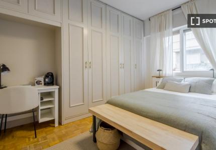 Se alquila habitación en apartamento de 5 dormitorios en Tetuán, Madrid