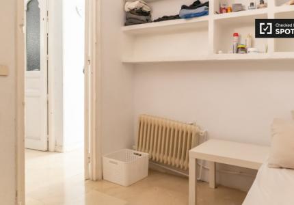 Se alquilan habitaciones en apartamento de 6 dormitorios en Madrid