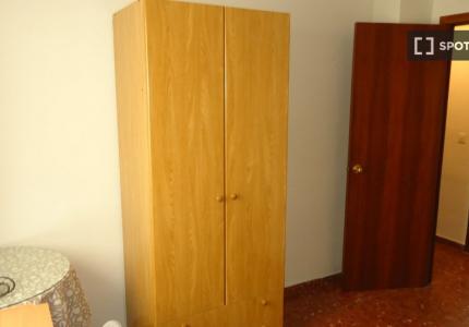 Se alquila habitación en piso compartido en Ciudad Jardín, Córdoba.