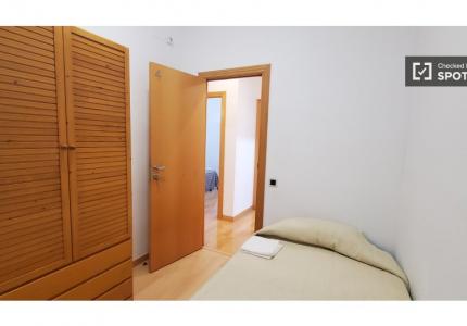 Se alquila habitación en piso de 4 dormitorios en Barcelona