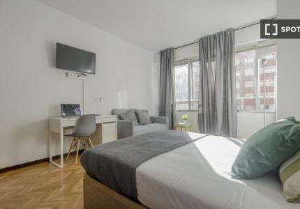 Se alquila habitación en piso de 9 habitaciones en Tetuán, Madrid