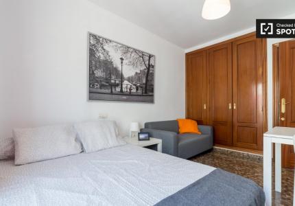 Se alquilan habitaciones en un apartamento de 5 dormitorios en Camins al grao