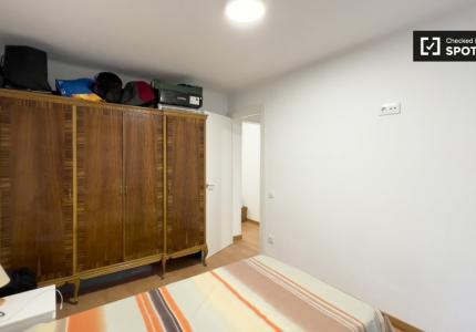 Se alquila habitación en apartamento de 3 dormitorios en Barcelona