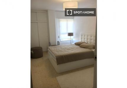 Se alquila habitación en piso de 3 dormitorios en alquiler en Alicante