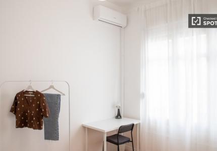 Se alquila habitación en piso de 5 dormitorios en Gran Vía, Madrid