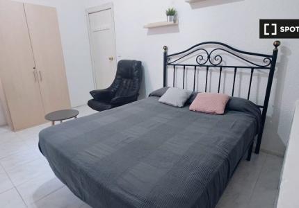 Se alquilan habitaciones en apartamento de 3 dormitorios en Lucero, Madrid