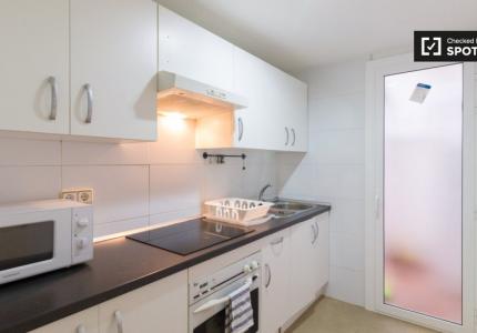 Se alquila habitación en apartamento de 3 dormitorios en Barcelona