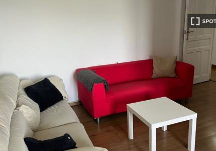 Se alquila piso de 4 habitaciones en Jerónimos, Madrid.