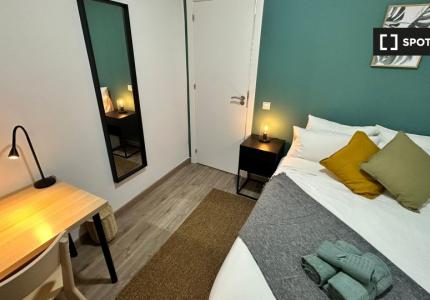 Habitación en piso compartido de 5 camas en alquiler en Embajadores, Madrid.