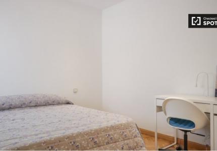 Se alquila habitación en piso de 9 habitaciones en Numancia, Madrid