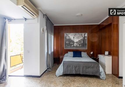 Habitación en apartamento de 5 dormitorios en Quatre Carreres, Valencia