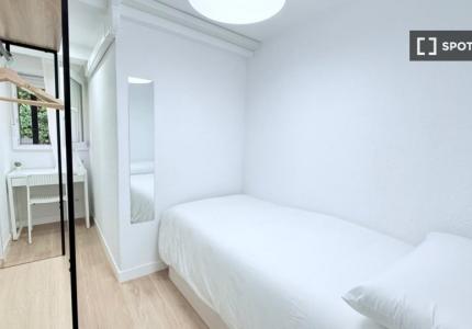 Habitación en piso compartido de 5 habitaciones en alquiler en Madrid