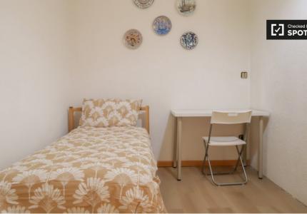 Se alquila habitación en piso compartido de 5 habitaciones en Bellas Vistas