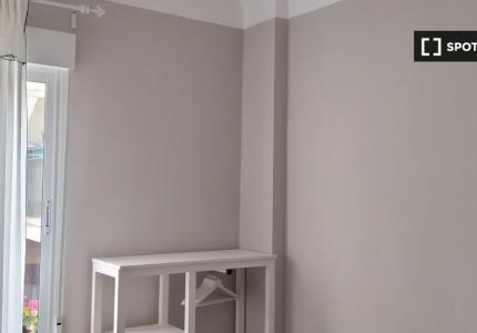 Se alquila habitación en piso de 4 dormitorios en Sant Blai, Alicante