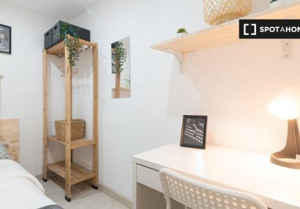 Habitaciones en piso de 5 habitaciones en Barcelona Perfecto para mujeres