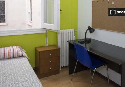 Habitación en apartamento de 9 habitaciones en Malasaña, Madrid
