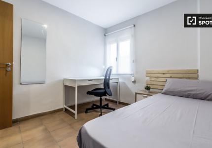 Habitación elegante en un apartamento de 4 dormitorios en Camins al Grau, Valencia