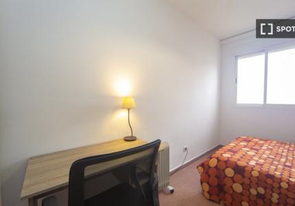 Se alquilan habitaciones en apartamento de 3 dormitorios en Granada