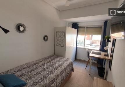 Habitación en piso compartido de 5 habitaciones en Cabanyal-Canyamelar, Valencia.