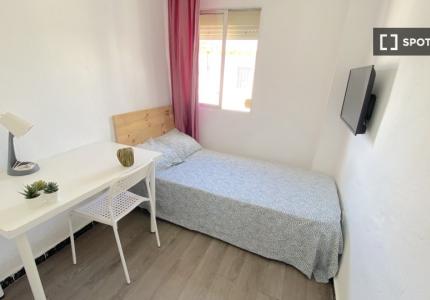 Habitación en piso compartido de 4 habitaciones en La Palmilla, Sevilla.