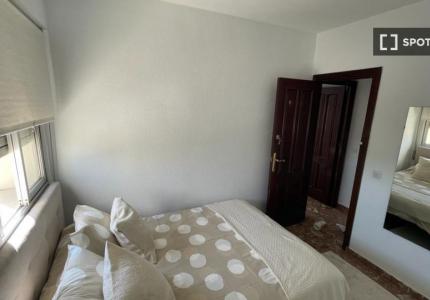 Habitación moderna en un apartamento reformado