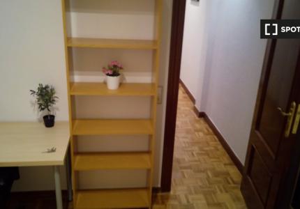 Habitación en piso compartido en Estrella, Madrid.