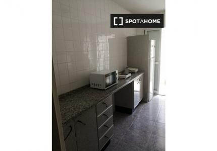 Se alquilan habitaciones en piso de 3 habitaciones en Poligono Sur