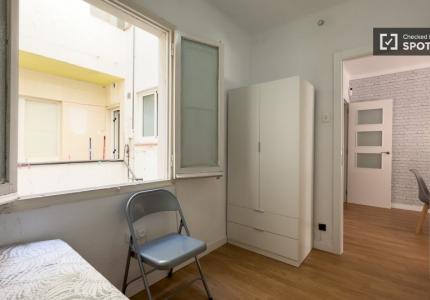 Se alquila habitación en apartamento de 3 dormitorios en Barcelona
