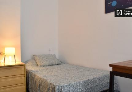 Se alquila habitación en piso de 5 dormitorios en Gran Vía, Valencia