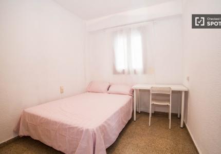 Habitación decorada en apartamento en Quatre Carreres, Valencia