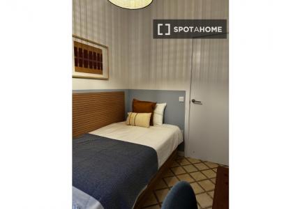 Se alquila habitación en piso de 8 habitaciones en Barcelona