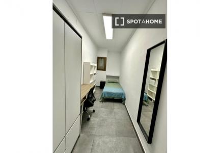 Habitación en piso compartido en alquiler en La Torrassa, Barcelona