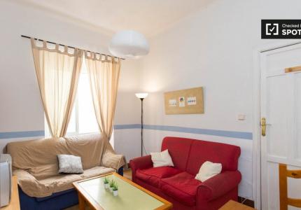 Se alquilan habitaciones en apartamento de 3 dormitorios en Granada