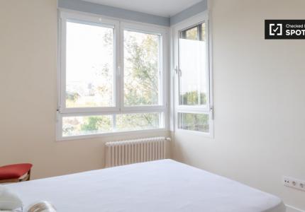 Se alquila habitación en piso de 5 habitaciones en Madrid
