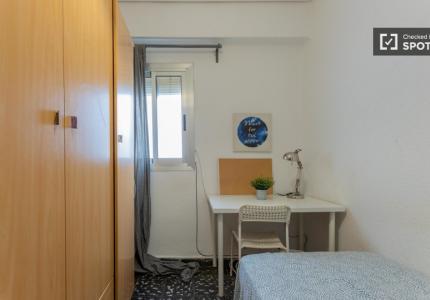 Se alquila habitación en piso de 4 habitaciones en Benicalap, Valencia