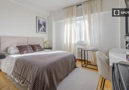 Se alquila habitación en apartamento de 5 dormitorios en Tetuán, Madrid