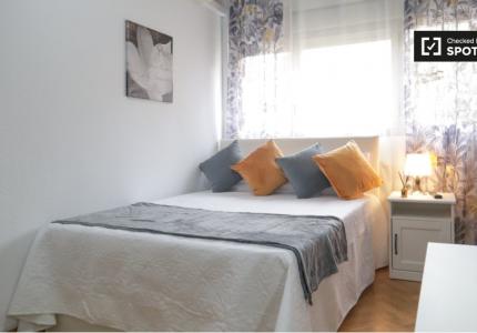 Habitación en piso compartido de 5 camas en Valdebernardo, Madrid.