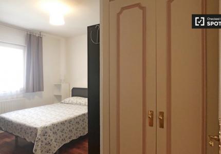 Acogedora habitación en casa de 3 dormitorios en Puente de Vallecas, Madrid