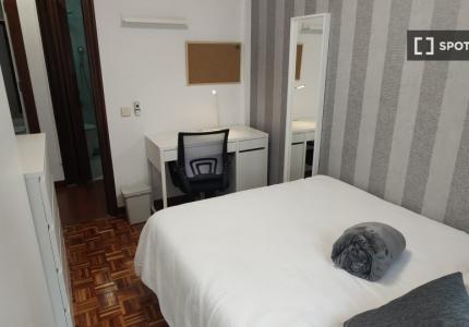 Se alquila habitación en piso de 3 habitaciones en Alcalá De Henares