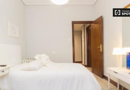 Habitación enorme en un apartamento de 5 dormitorios en Indautxu, Bilbao