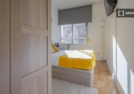 Se alquila habitación en piso de 9 habitaciones en Tetuán, Madrid