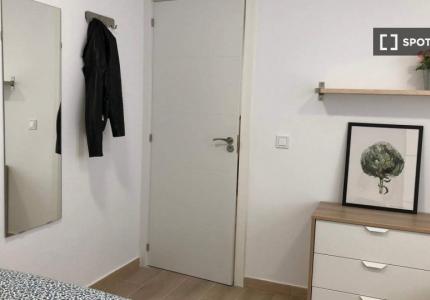Se alquila habitación en piso de 5 dormitorios en Lavapiés, Madrid